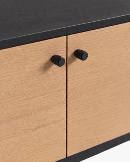 Detalj crnih ručkica na Koren TV komodi