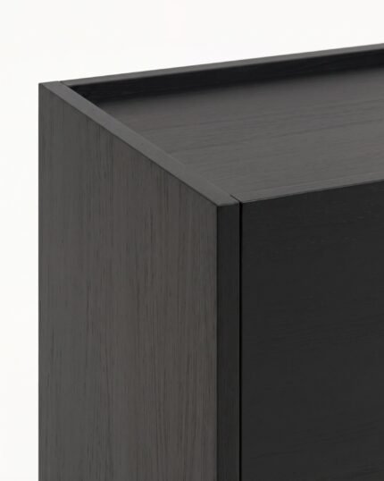 Detalj ugla korpusa na Raster TV komodi u crnom furniru