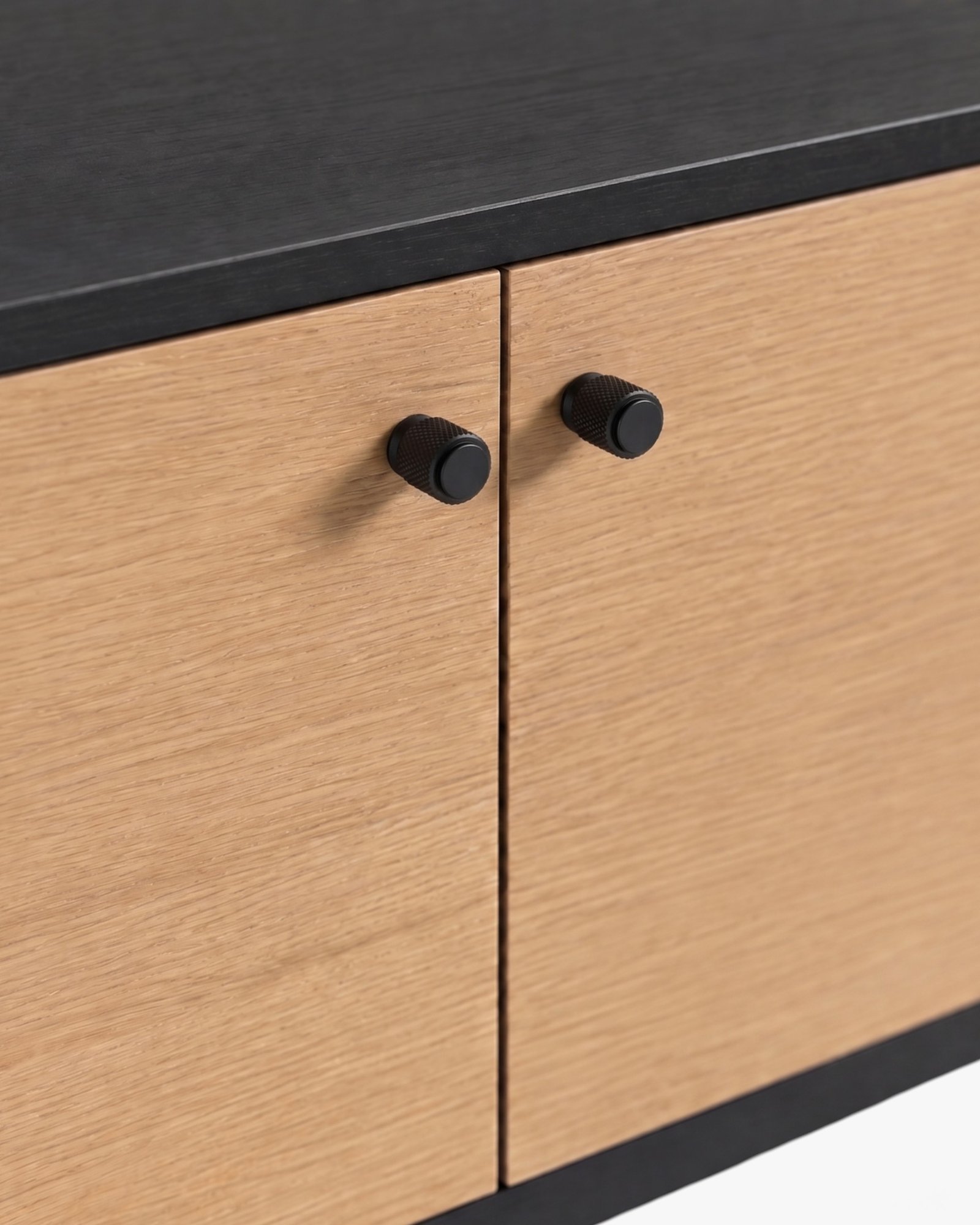 Detalj crnih ručkica na Koren TV komodi